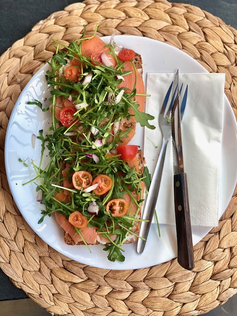 Skandinavisches Lachsbrötchen